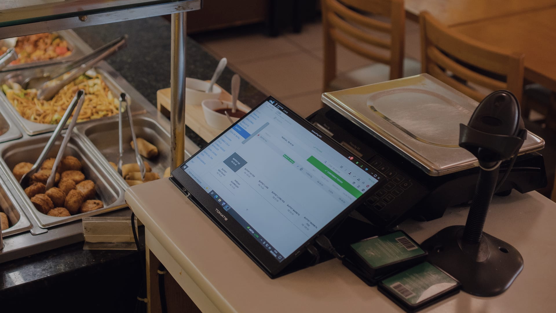 PDV da CRL Automação Comercial em operação no caixa de um restaurante